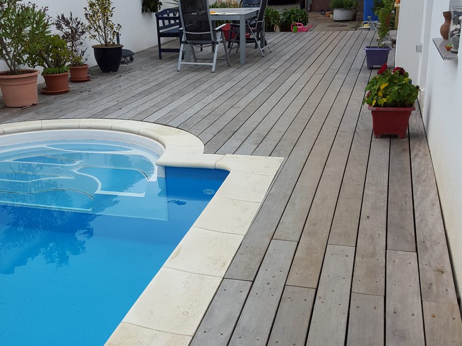 Holzterrasse aus Hartholz entlang einer Wasserfläche