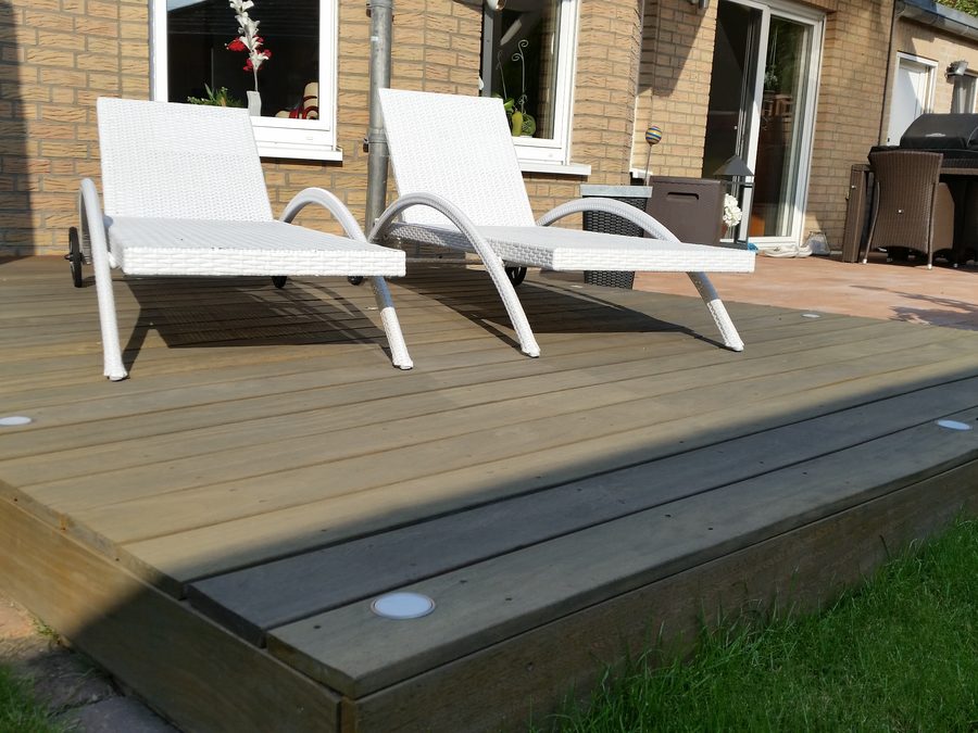 Holzterrasse mit Liegen vor dem Haus